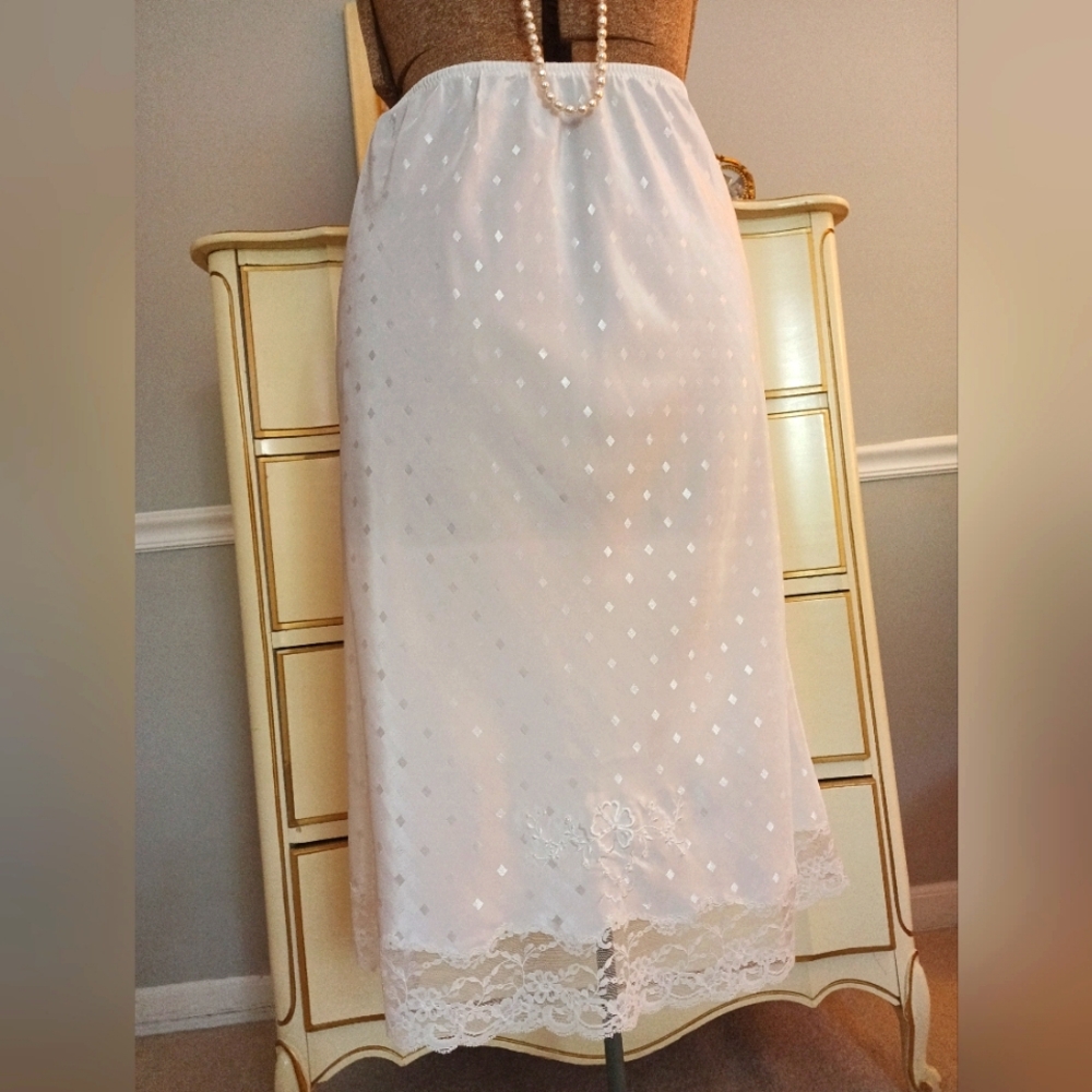 Crisp White, Vtg "Sara Beth" 29 In. Half Slip w/ Lace, Faux Pearls & Embroidery!